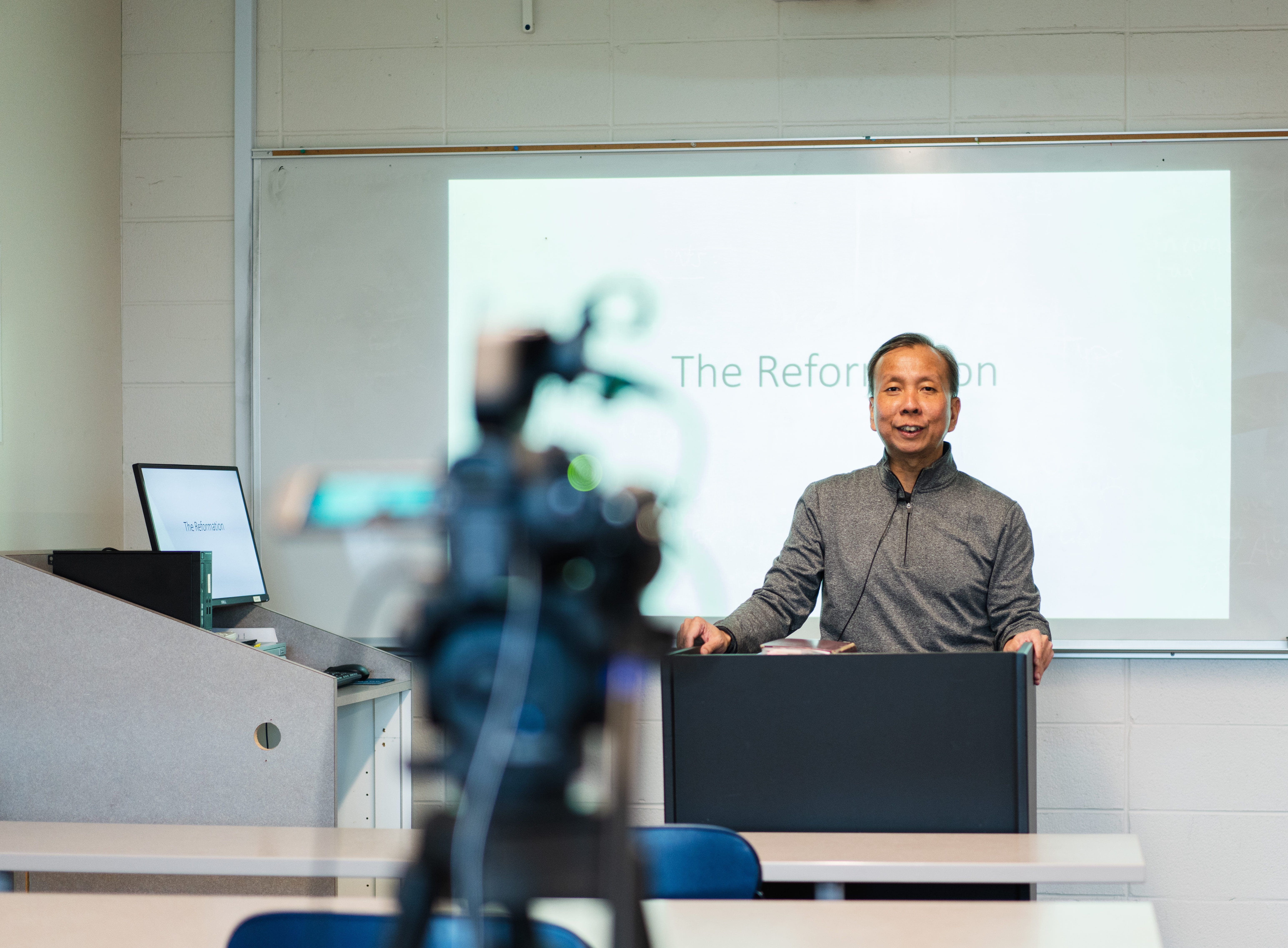 Professor Yudha Thianto lecturing a class